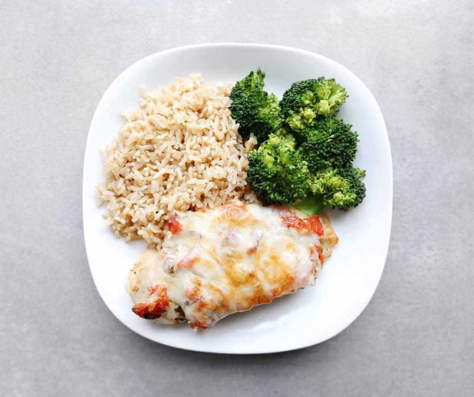 Low FODMAP Salsa Chicken Fresca on Plate with Vegetables - 940 x 788