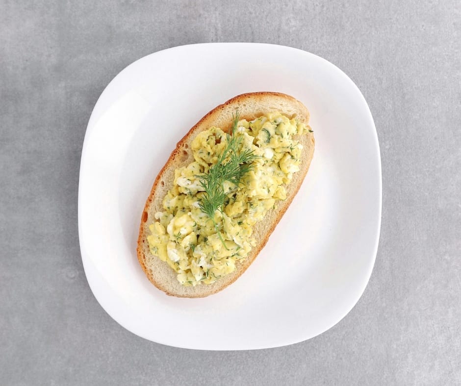 Low FODMAP Scrambled Eggs with Dill and Feta - 940 x 788