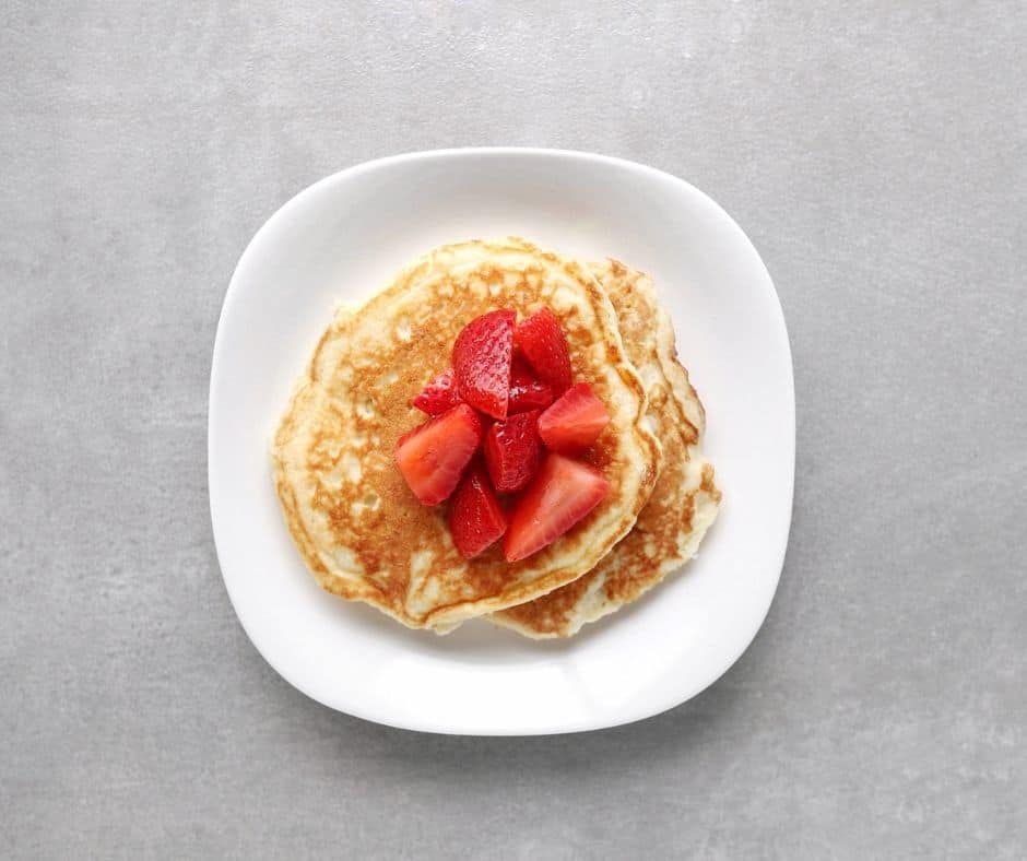 Low FODMAP buttermilk pancakes with macerated strawberries - 940 x 788