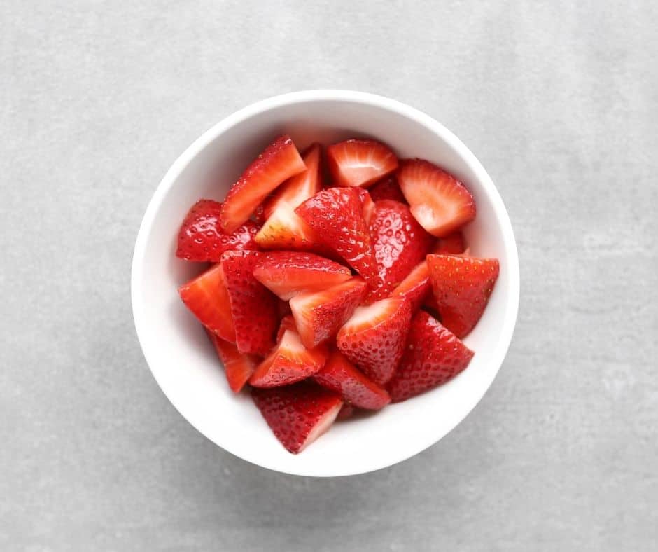 Low FODMAP Lemon Strawberries in Bowl - 940 x 788