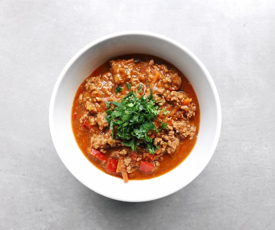 Low FODMAP no bean chili in bowl - 940 x 788