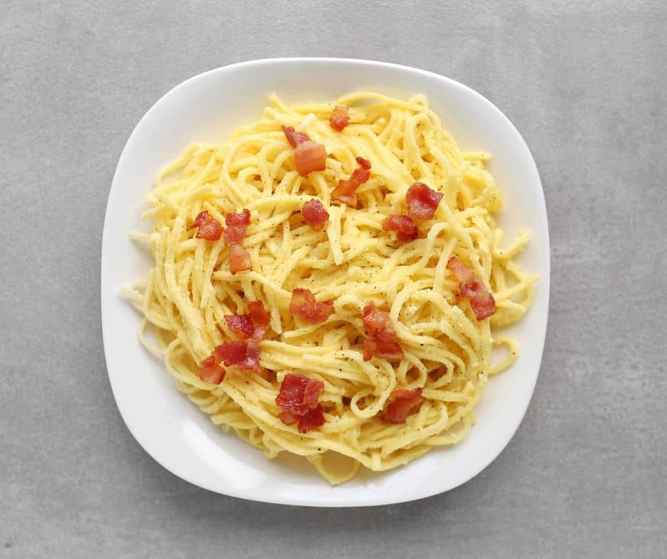Low FODMAP Pasta Carbonara with Bacon Slices - 940 x 788